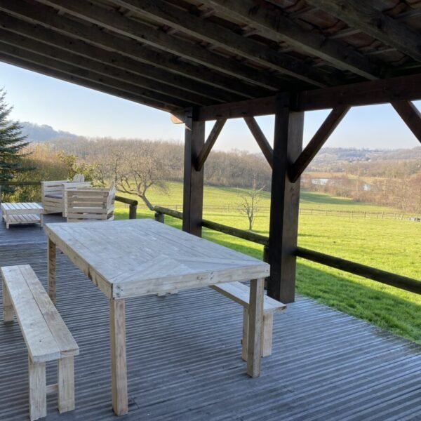 Terrasse couverte avec vue des Gîtes Le Domaine de Villot dans le Lot et Garonne en Nouvelle Aquitaine à Ste Colombe de Villeneuve