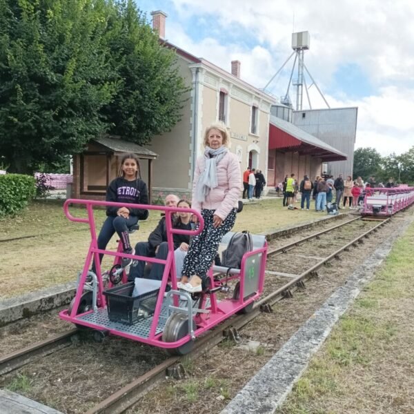 Chien acceptés dans le VELORAIL DE VALENCAY / TRAIN TOURISTIQUE DU BAS-BERRY dans l'Indre en région Centre Val de Loire dans le Berry