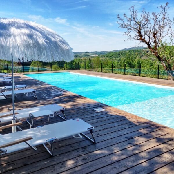 Terrasse et piscine des Chambres d'hôtes Estafête à Sarrazac dans le Lot en Occitanie