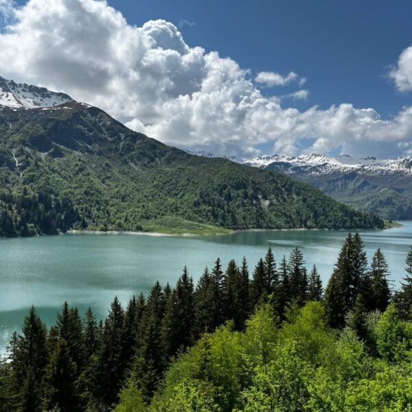 Lac proche de l'Hôtel Maison Doron en Savoie à Beaufort en région Auvergne Rhône Alpes