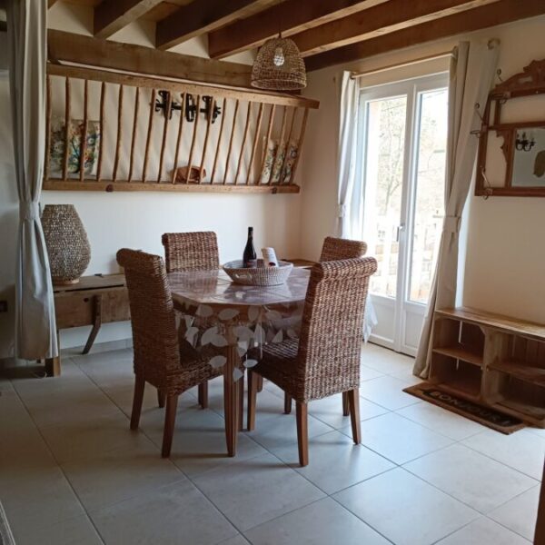 Salle à manger des Gîtes de la Montée Perdrix en Allier dans la région Auvergne Rhône Alpes à Toulon sur Allier