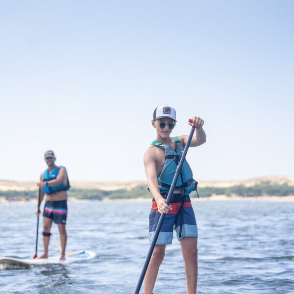 père et son fils faisant du paddle sur le lac de soustons