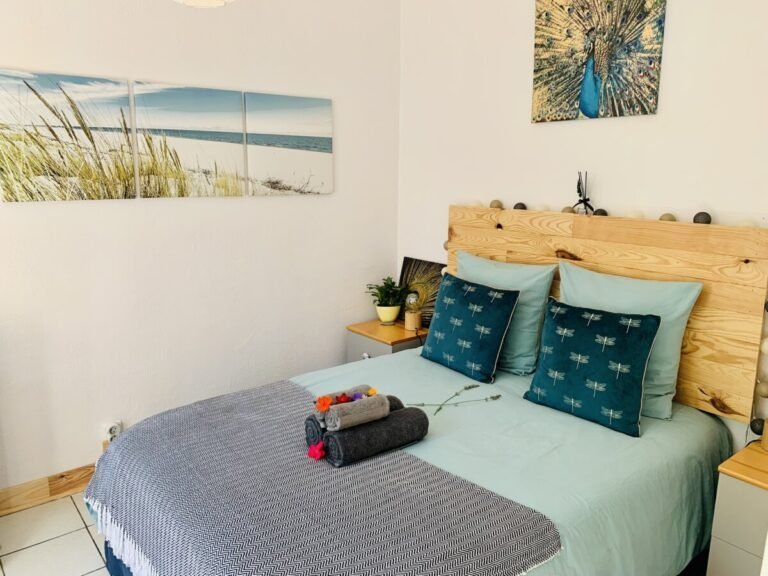 Chambre confortable des Gîtes du Domaine Bibaud dans l'Aude près de Carcassonne à Caunes Minervois en Occitanie