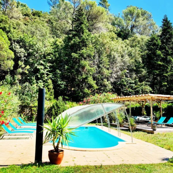 Verwarmd zwembad in de Gîtes du Domaine Bibaud in Aude bij Carcassonne in Caunes Minervois in Occitanie