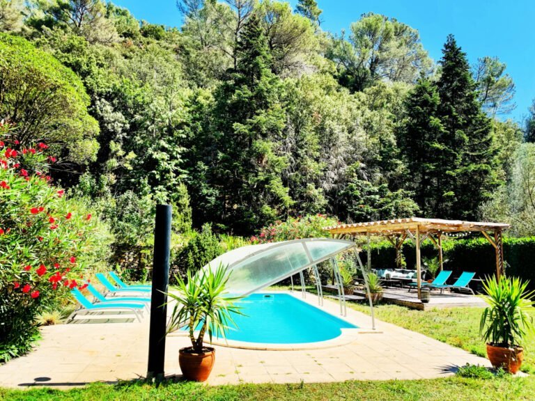 Piscine chauffée des Gîtes du Domaine Bibaud dans l'Aude près de Carcassonne à Caunes Minervois en Occitanie