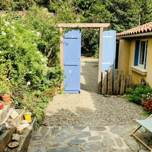 Jardín cerrado de las Gîtes du Domaine Bibaud en Aude, cerca de Carcasona, en Caunes Minervois en Occitania