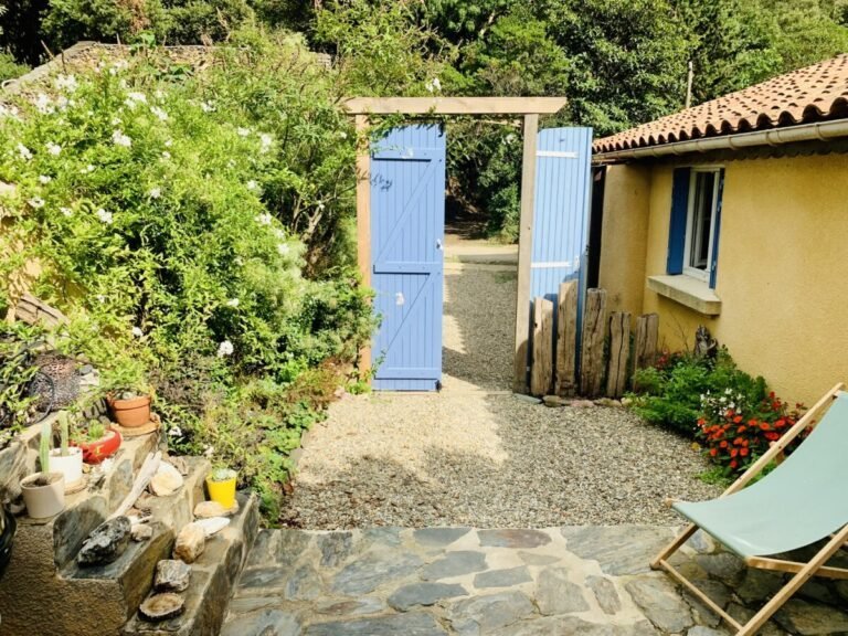 Jardin clos des Gîtes du Domaine Bibaud dans l'Aude près de Carcassonne à Caunes Minervois en Occitanie