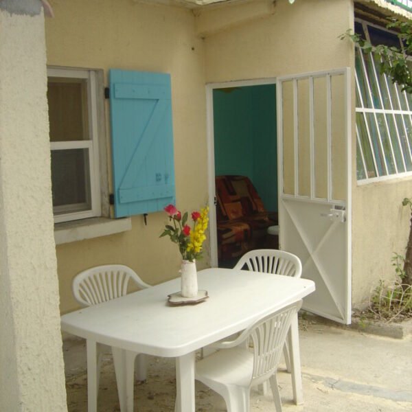 Terrasse couverte du Gîte La Golondrina dans l'Hérault à Frontignan Plage au bord de la Méditerranée