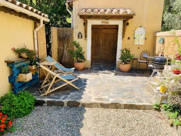 Terrasse des Gîtes du Domaine Bibaud dans l'Aude près de Carcassonne à Caunes Minervois en Occitanie
