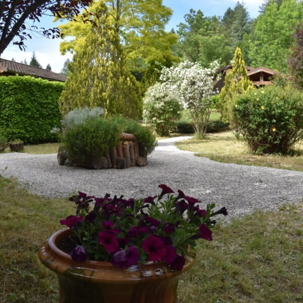 Jardin des Gîtes Les Chalets du Roc à Alzon dans le Gard dans les Cévennes