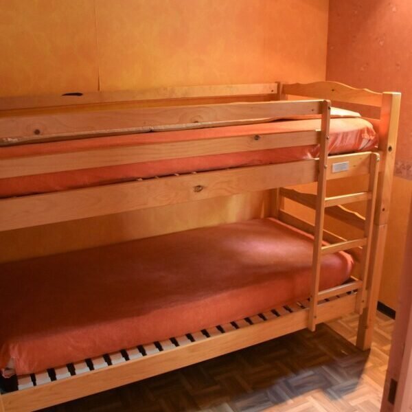 Chambre avec lits supperposés dans les Gîtes Les Chalets du Roc à Alzon dans le Gard dans les Cévennes