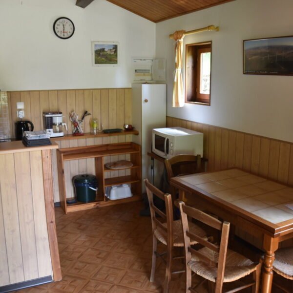 Cuisine équipée des Gîtes Les Chalets du Roc à Alzon dans le Gard dans les Cévennes