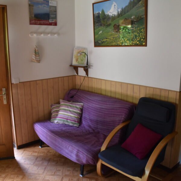 Coin salon des Gîtes Les Chalets du Roc à Alzon dans le Gard dans les Cévennes
