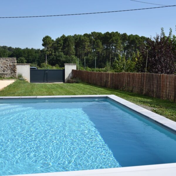 Jardin clos du Gîte La Maison Bleue avec piscine en Ardèche proche d'Aubenas en Rhône Alpes