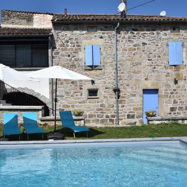 Gîte La Maison Bleue avec piscine en Ardèche proche d'Aubenas en Rhône Alpes