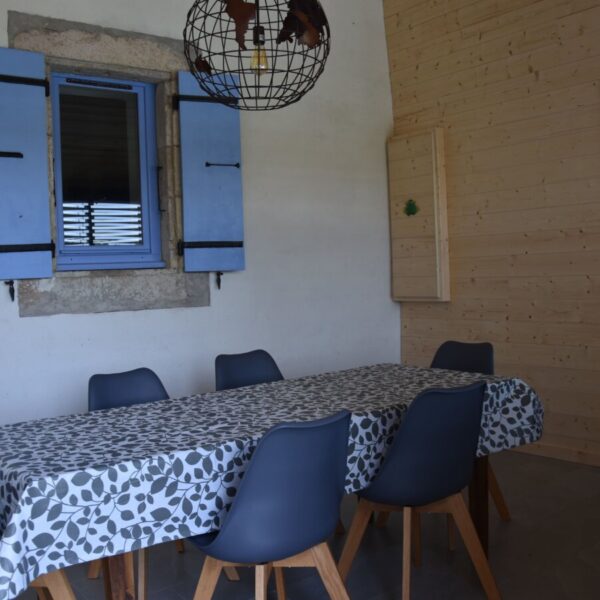 Verranda du Gîte La Maison Bleue avec piscine en Ardèche proche d'Aubenas en Rhône Alpes