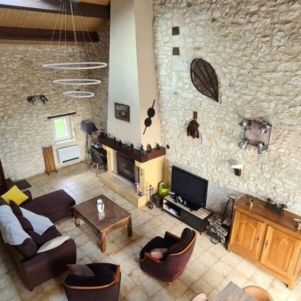 Grand salon avec cheminée du Gîte La Roseraie dans le Lot et Garonne à Parranquet en Nouvelle Aquitaine