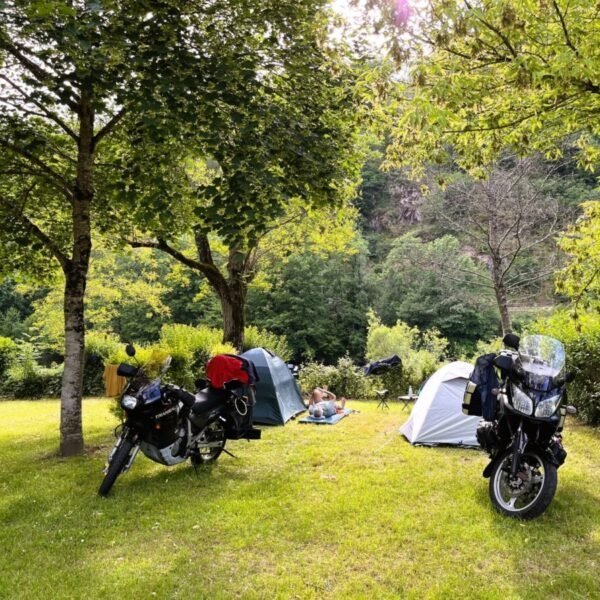 Accueil moto au Camping Qualité Le Val de Saures dans l' Aveyron à Entraigues sur Truyère en Occitanie