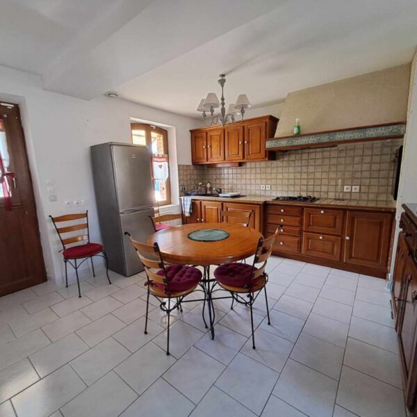 Salle à manger et cuisine équipée du Gîte les Petits Solognots dans le Loir et Cher à La Ferté Beauharnais en Centre Val de Loire