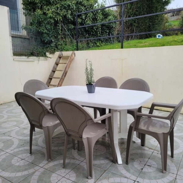 Terrasse dans le jardin clos du Gîte Les Malous dans la Baie de Somme proche du Crotoy et de St Valéry sur Somme