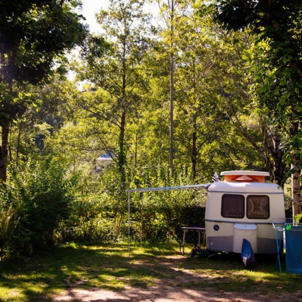 Emplacement de camping pour van ou camping car au Camping Qualité Le Val de Saures dans l' Aveyron à Entraigues sur Truyère en Occitanie