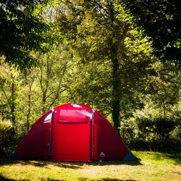 Emplacement de camping ombragé pour tente au Camping Qualité Le Val de Saures dans l' Aveyron à Entraigues sur Truyère en Occitanie