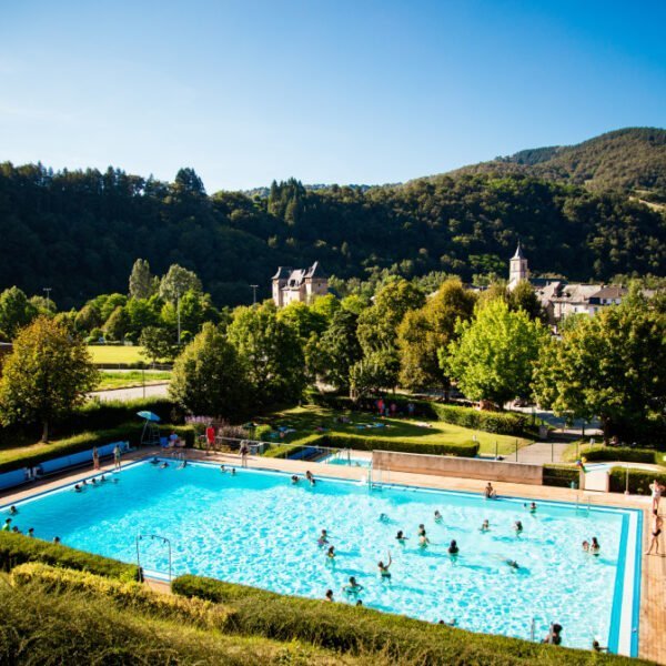 Piscine du Camping Qualité Le Val de Saures dans l' Aveyron à Entraigues sur Truyère en Occitanie