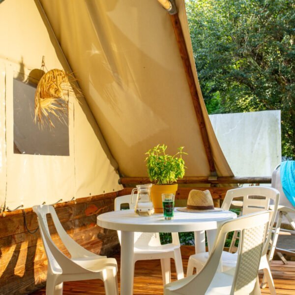 Terrasse d'une tente lodge du Camping Qualité Le Val de Saures dans l' Aveyron à Entraigues sur Truyère en Occitanie