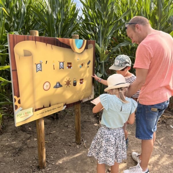 Une famille avec son chien au Pop Corn Labyrinthe