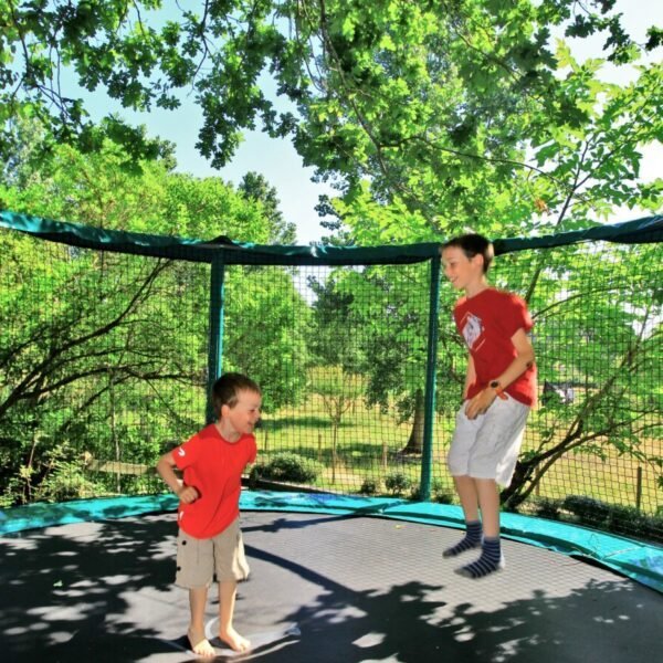 enfants qui jouent sur un trampoline