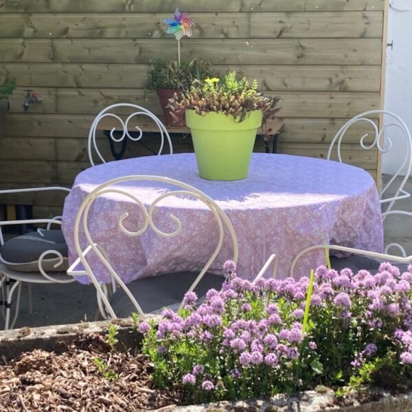 Coin repas sur la terrasse du Gite Paddy's Cottage en Normandie à Clécy dans le Calvados