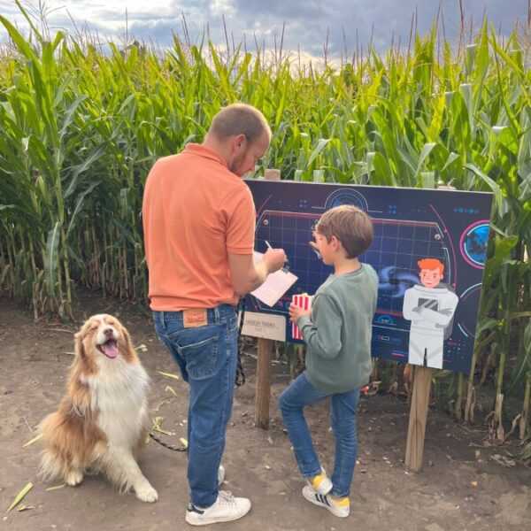 Une famille avec son chien au Pop Corn Labyrinthe