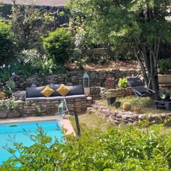 Jardin et piscine du Gîte à Nanou à St Paul les trois Châteaux dans la Drôme en Provence