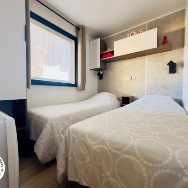 Chambre avec deux lits simples du Mobil-home de Laurence à Canet en Roussillon dans les Pyrénées Orientales en Occitanie en Pays Catalan