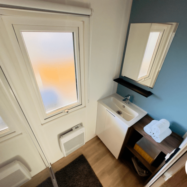 Salle de bain du Mobil-home de Laurence à Canet en Roussillon dans les Pyrénées Orientales en Occitanie en Pays Catalan
