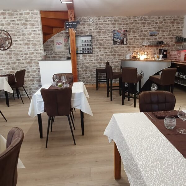tables et chaises à l'intérieur du restaurant le relais de la comté