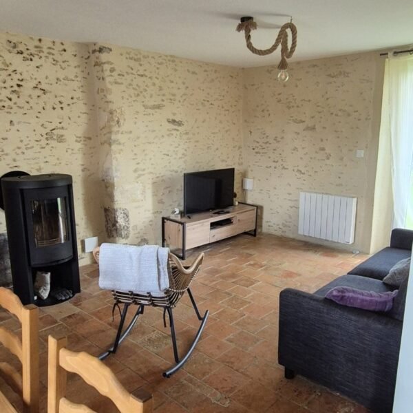Salon avec poele à bois du Gîte La clé des champs dans la Sarthe proche du Mans en Pays de la Loire