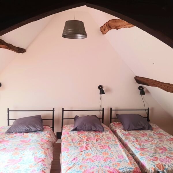 Chambre triple du Gîte Kêr Kakisse en Bretagne à Josselin dans le Morbihan proche de Brocéliande
