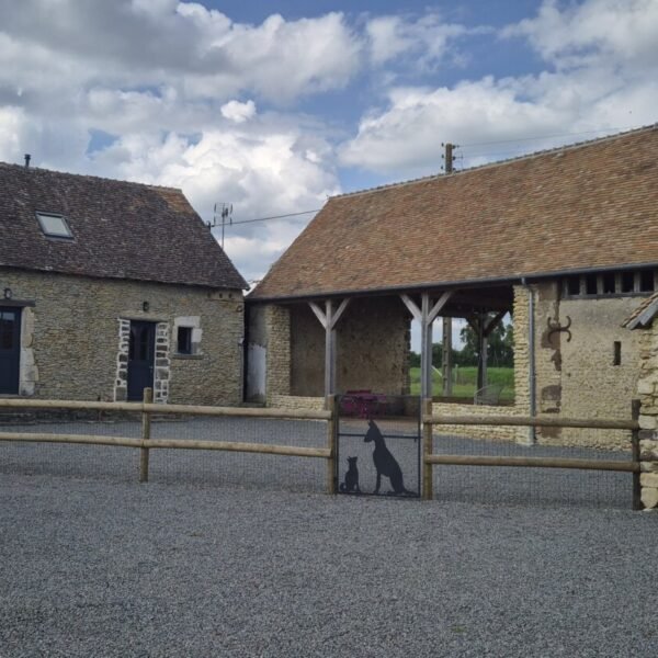 Cour du Gîte La clé des champs dans la Sarthe proche du Mans en Pays de la Loire