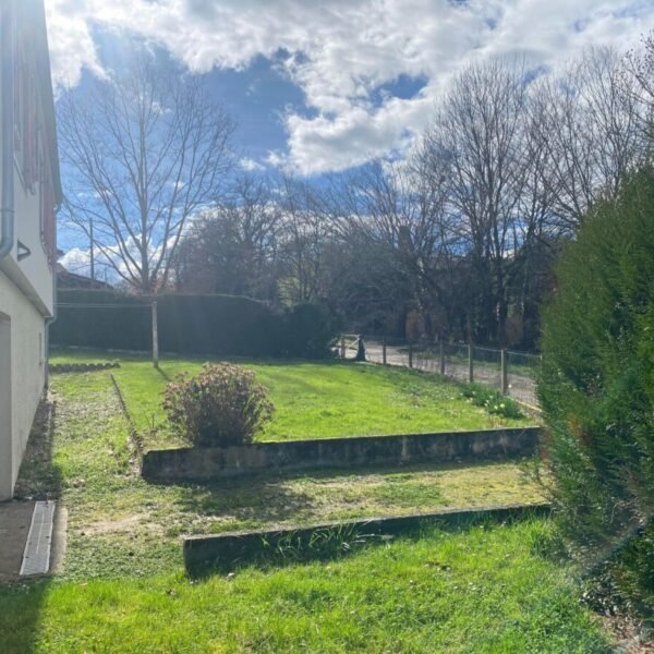 Jardin clos du Gîte la P'tite Maison dans le Puy de Dôme à Thiers en Auvergne