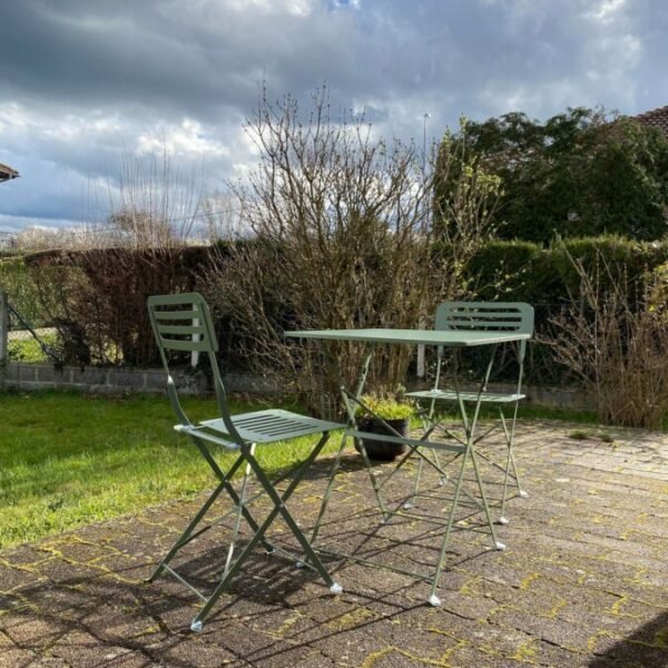 Terrasse dans le jardin clos du Gîte la P'tite Maison dans le Puy de Dôme à Thiers en Auvergne