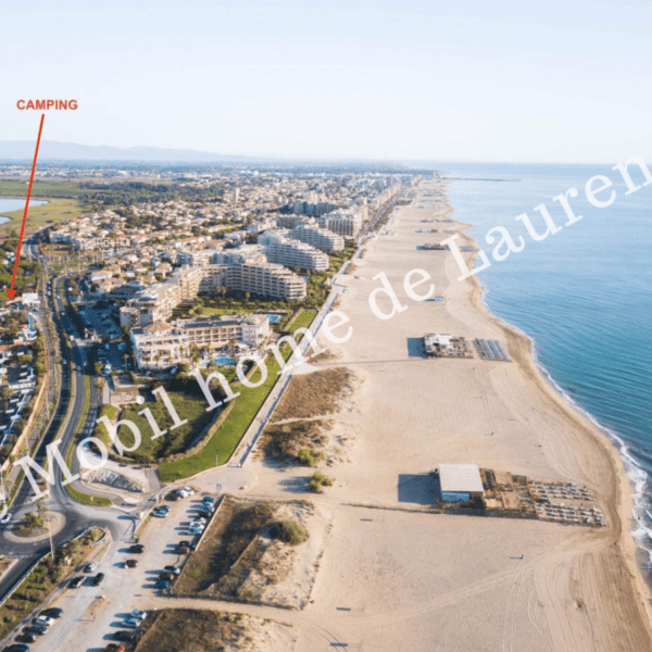 Vue aérienne du Camping et de la plage ou est situé le Mobil-home de Laurence à Canet en Roussillon dans les Pyrénées Orientales en Occitanie en Pays Catalan