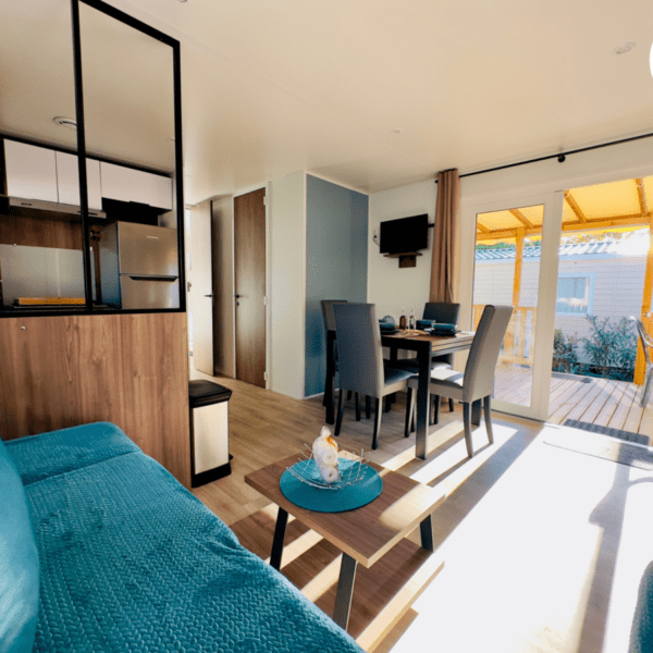 Salon et coin repas du Mobil-home de Laurence à Canet en Roussillon dans les Pyrénées Orientales en Occitanie en Pays Catalan