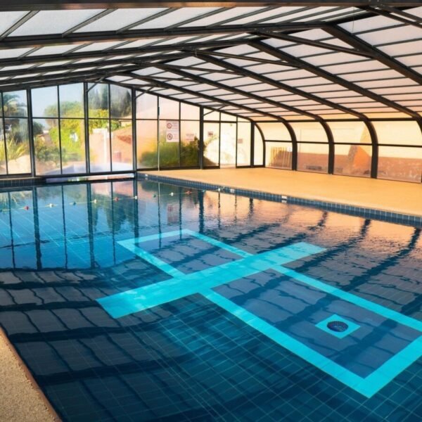 Piscine couverte du Camping ou est situé le Mobil-home de Laurence à Canet en Roussillon dans les Pyrénées Orientales en Occitanie en Pays Catalan