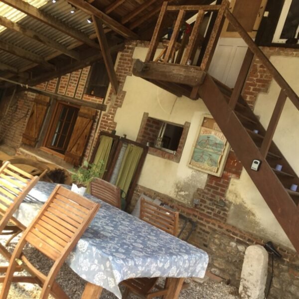 Terrasse couverte des Gites Le Paddock du Bec en Normandie au Bec-Hellouin dans l' Eure