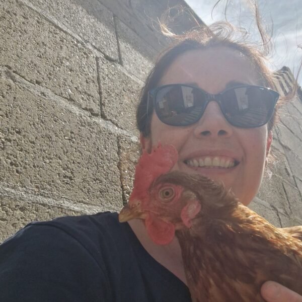 Anne et sa poule au Gite Gaia à Lery en Normandie dans l'Eure