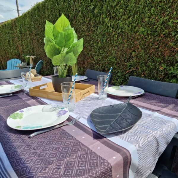 Table dressée dans le jardin clos du Gite Gaia à Lery en Normandie dans l'Eure