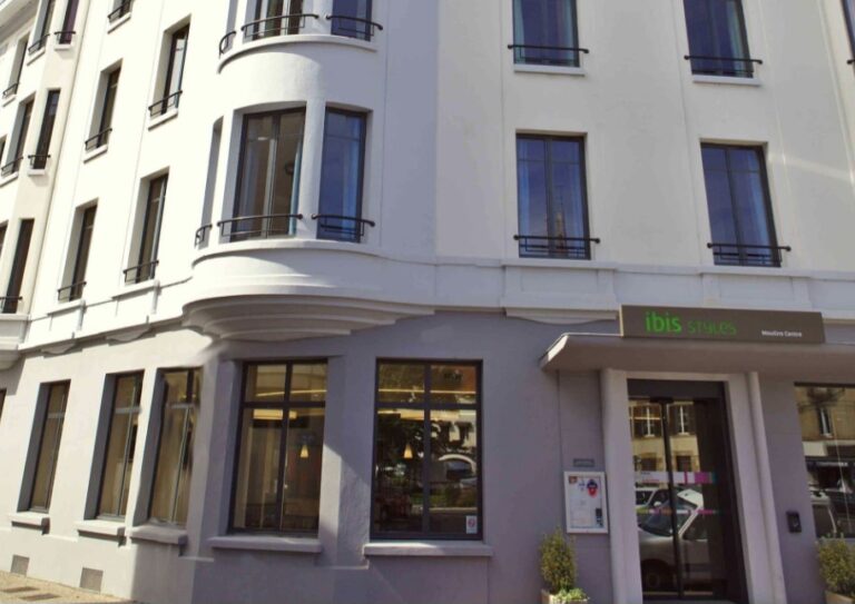 Façade d'un hôtel à Moulins dans l'Allier en Auvergne-Rhône-Alpes.