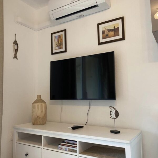 salon de l'appartement 2-Appartement T2 climatisé, vue mer, à Banyuls sur mer - emmenetonchien.com