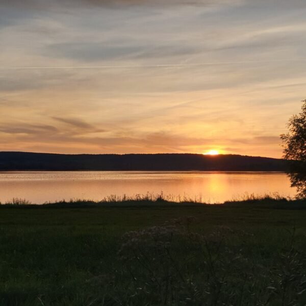 Couché de soleil sur la rivière proche du Gite Gaia à Lery en Normandie dans l'Eure